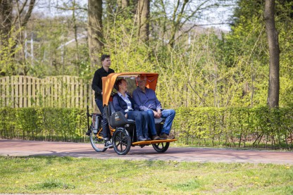 Le vélo "Chat" permet aux adultes et enfants de pédaler ensemble grâce à un cockpit spécialement conçu pour accueillir deux passagers côte à côte, avec le conducteur à l'arrière.