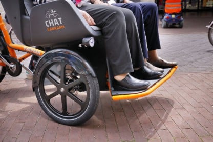 Le vélo "Chat" permet aux adultes et enfants de pédaler ensemble grâce à un cockpit spécialement conçu pour accueillir deux passagers côte à côte, avec le conducteur à l'arrière.