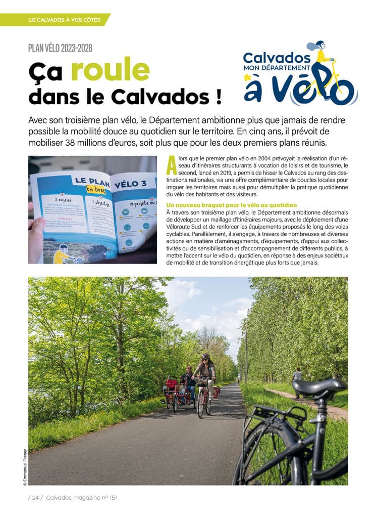 Balade à vélo en famille sur une piste cyclable bordée d'arbres dans le Calvados.