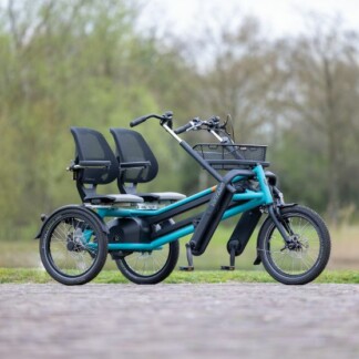 Vélo à trois roues pour deux passagers, idéal pour des balades en famille ou entre amis en Normandie.