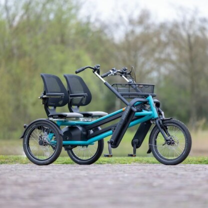Vélo à trois roues pour deux passagers, idéal pour des balades en famille ou entre amis en Normandie.