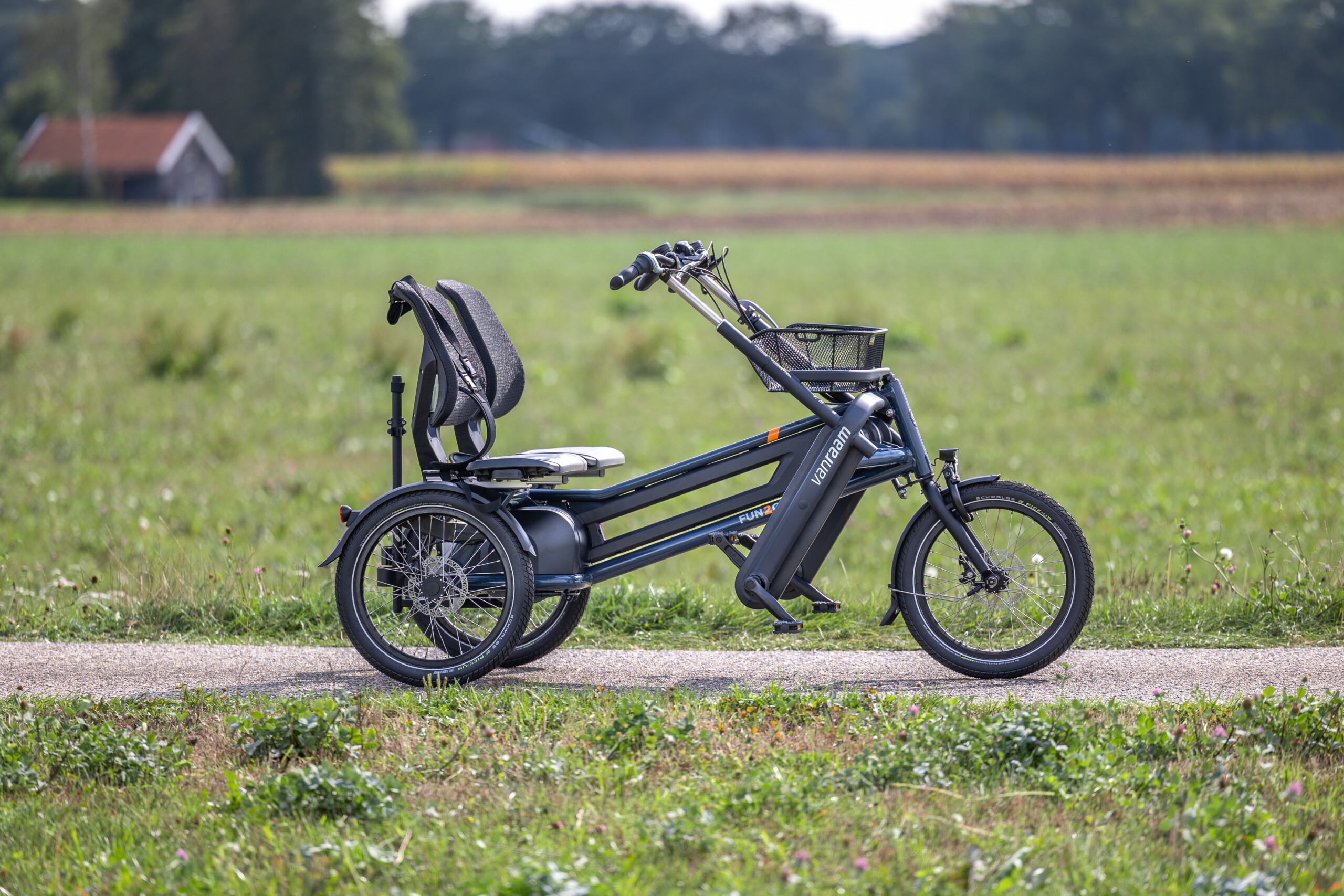 Vélo adapté avec siège confortable, idéal pour des balades en famille ou entre amis en Normandie.