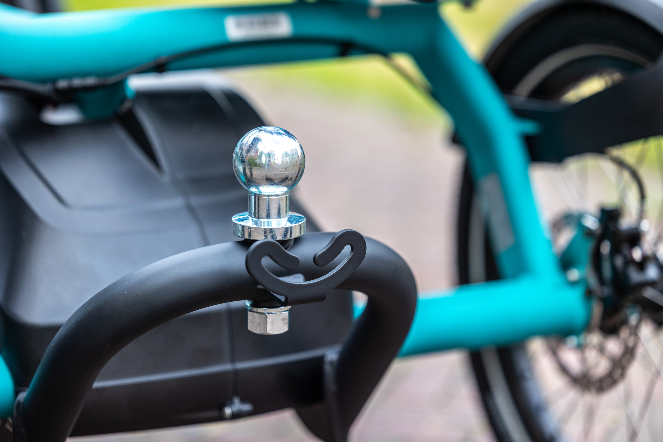 Détail d'un guidon de vélo avec attache, pour des balades en famille ou entre amis en Normandie.