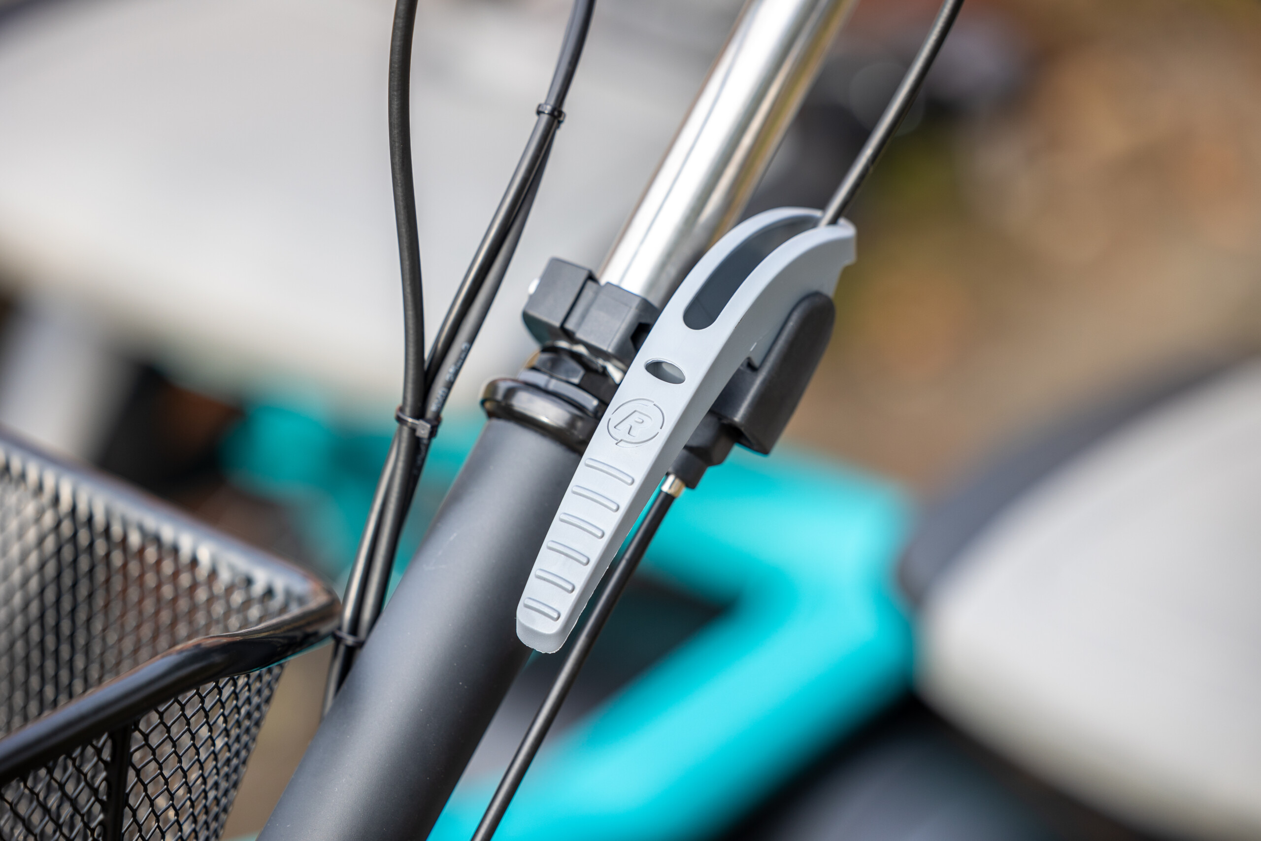 Détail d'un guidon de vélo avec un démarreur, idéal pour des balades en Normandie avec Roulez JEUnesse Loisirs.