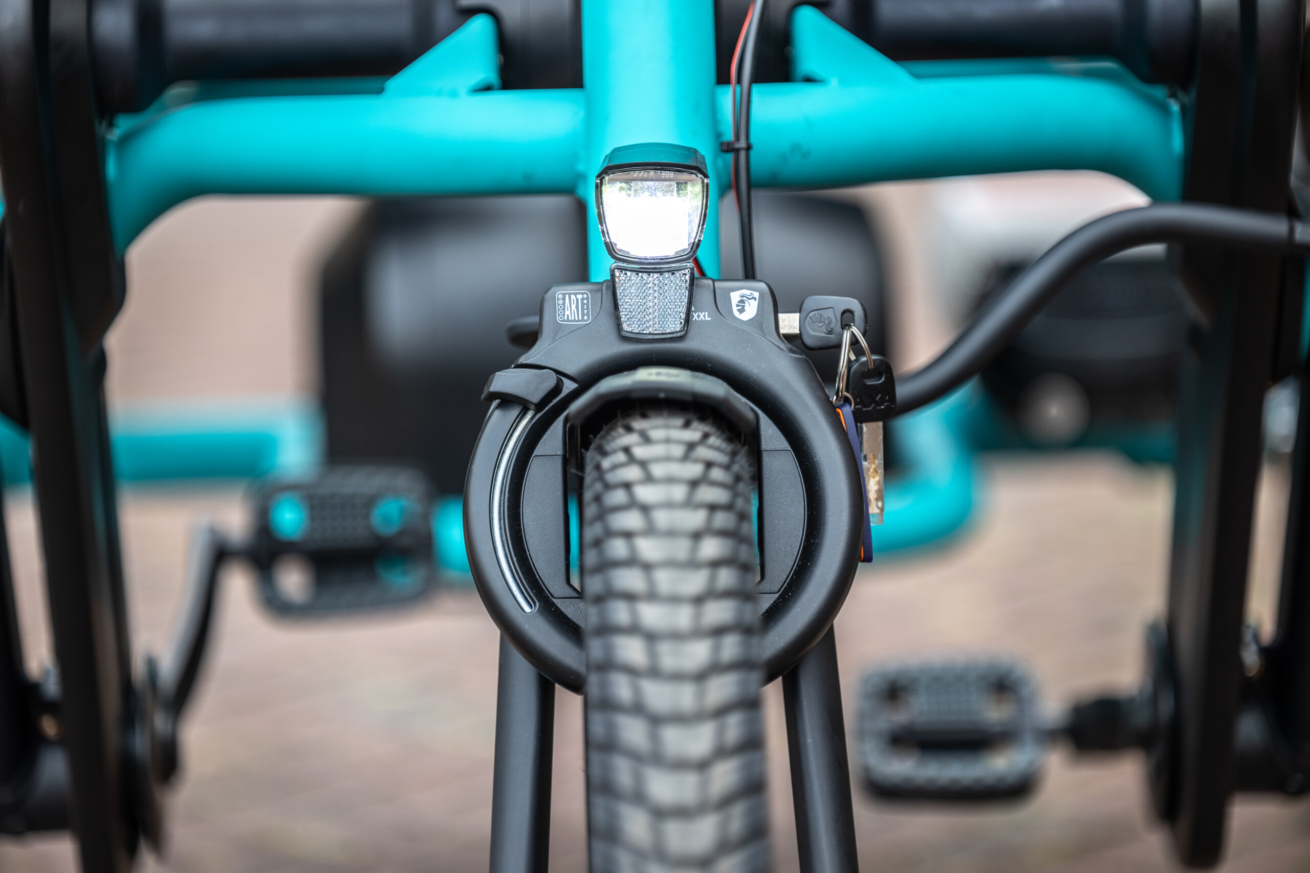 Vélo en gros plan, avec un focus sur le guidon, la serrage du pneu et les accessoires pour la location en Normandie.