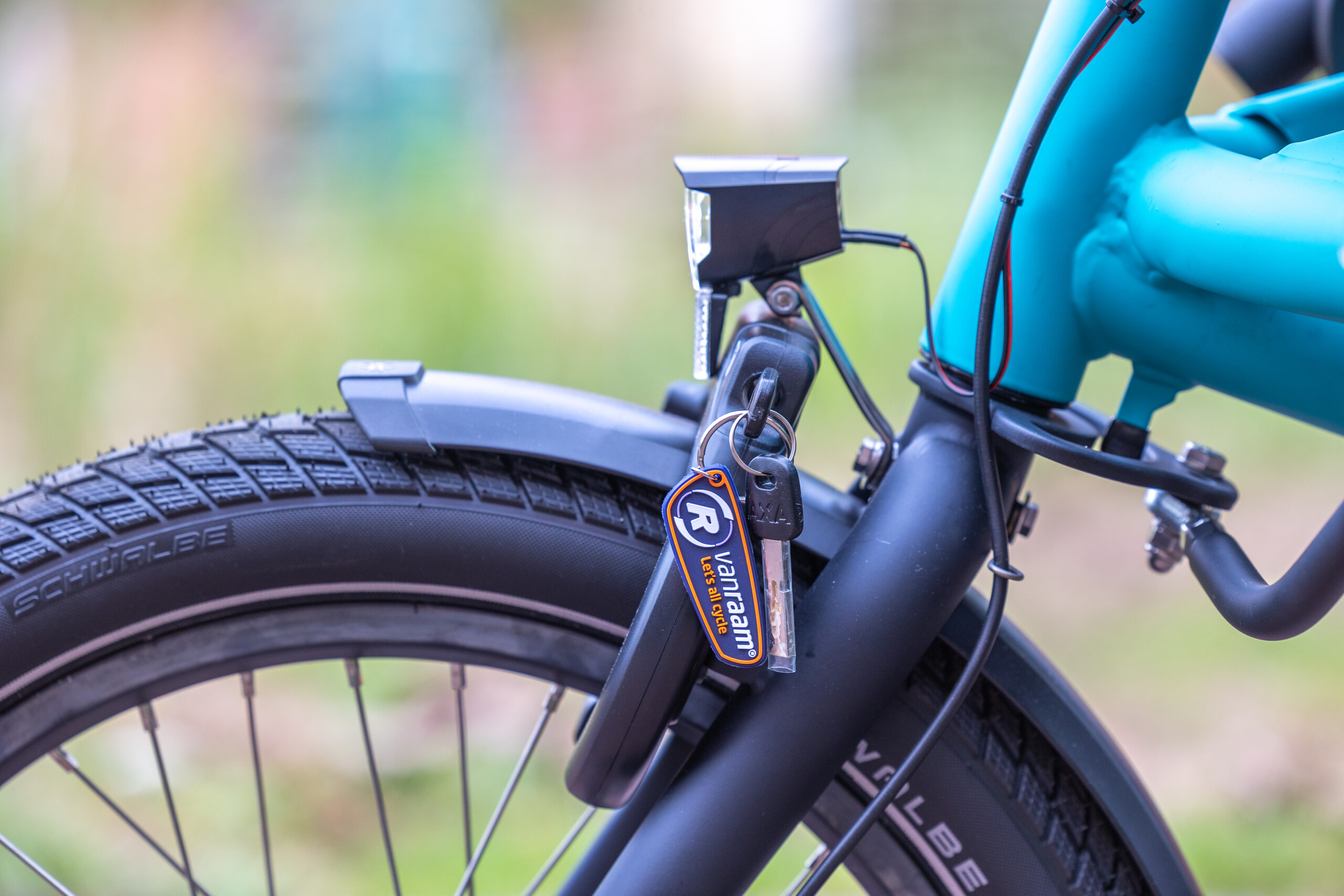 Vélo avec éclairage avant et clé de verrouillage, idéal pour des balades en Normandie.