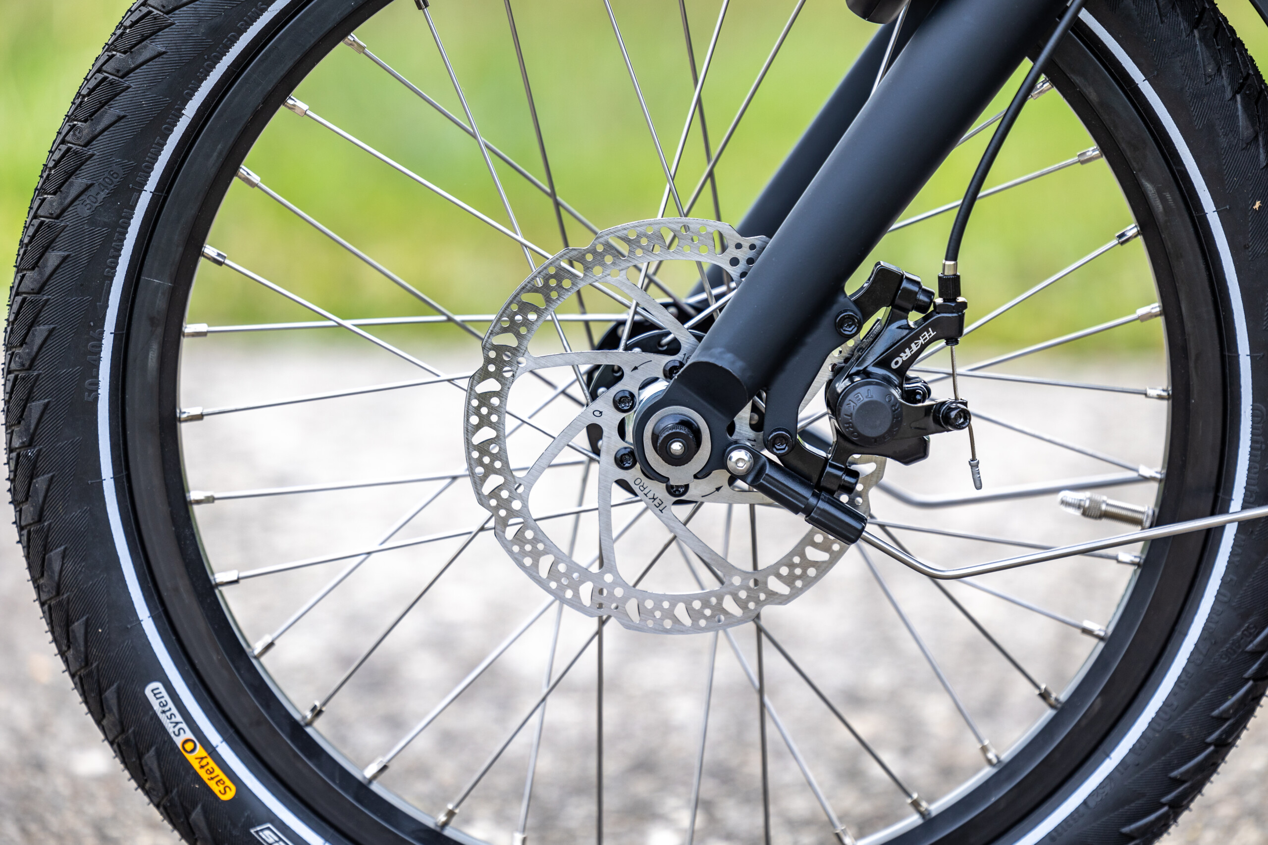 Détail d'une roue de vélo avec frein à disque, idéale pour les balades à vélo en Normandie.