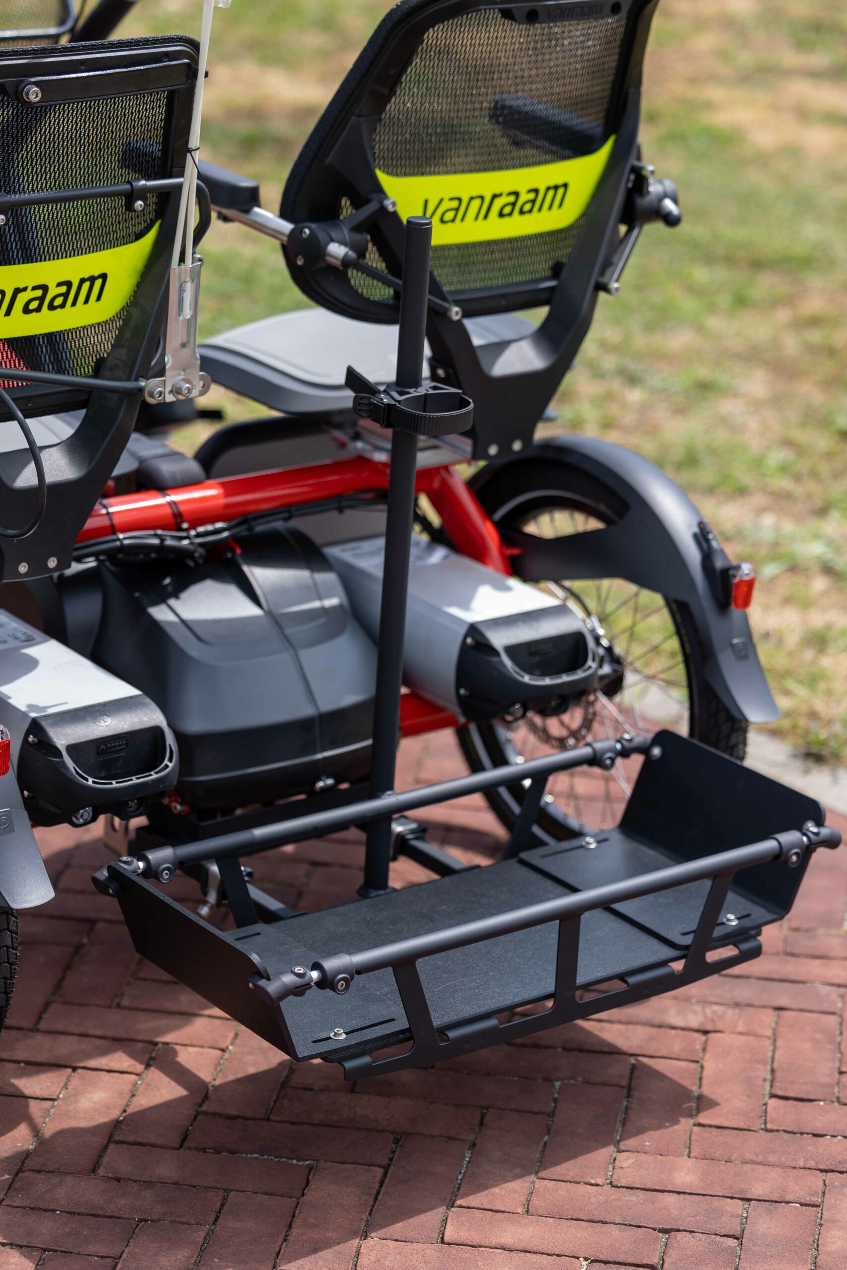 Vue arrière d'un vélo avec plateforme de rangement, idéal pour des balades en famille ou entre amis en Normandie.