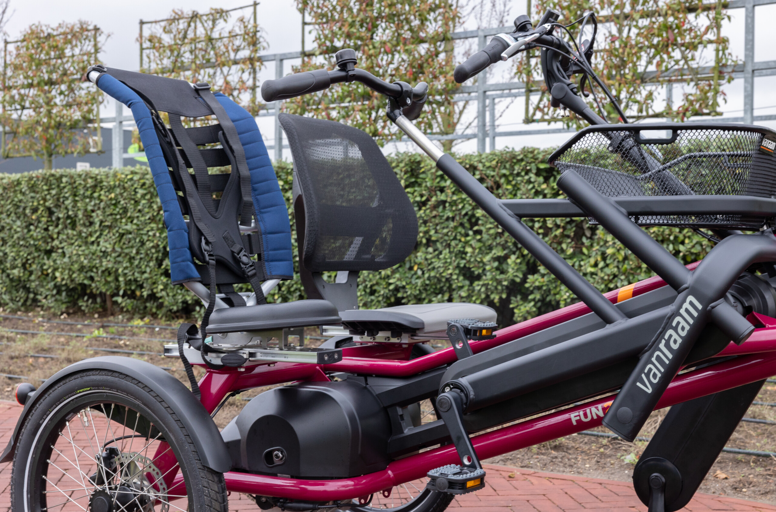 Vélo à assistance électrique avec siège ergonomique, idéal pour des balades en famille ou entre amis en Normandie.