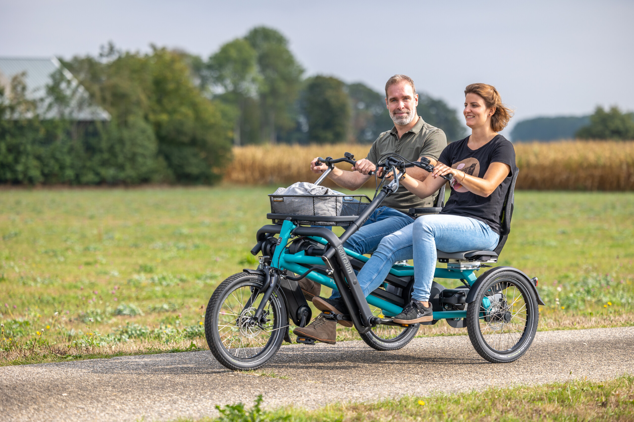 Couple profitant d'une balade à vélo sur un chemin en Normandie, avec un design moderne et convivial.