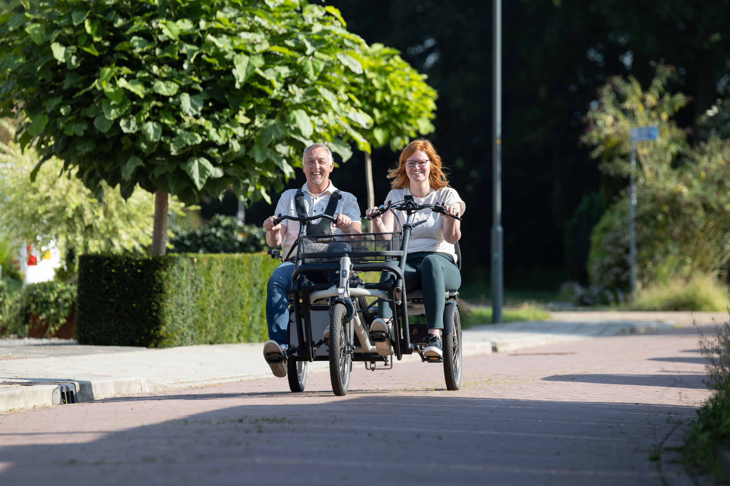 Couple en vélo de location sur une voie tranquille, profitant d'une balade en Normandie.