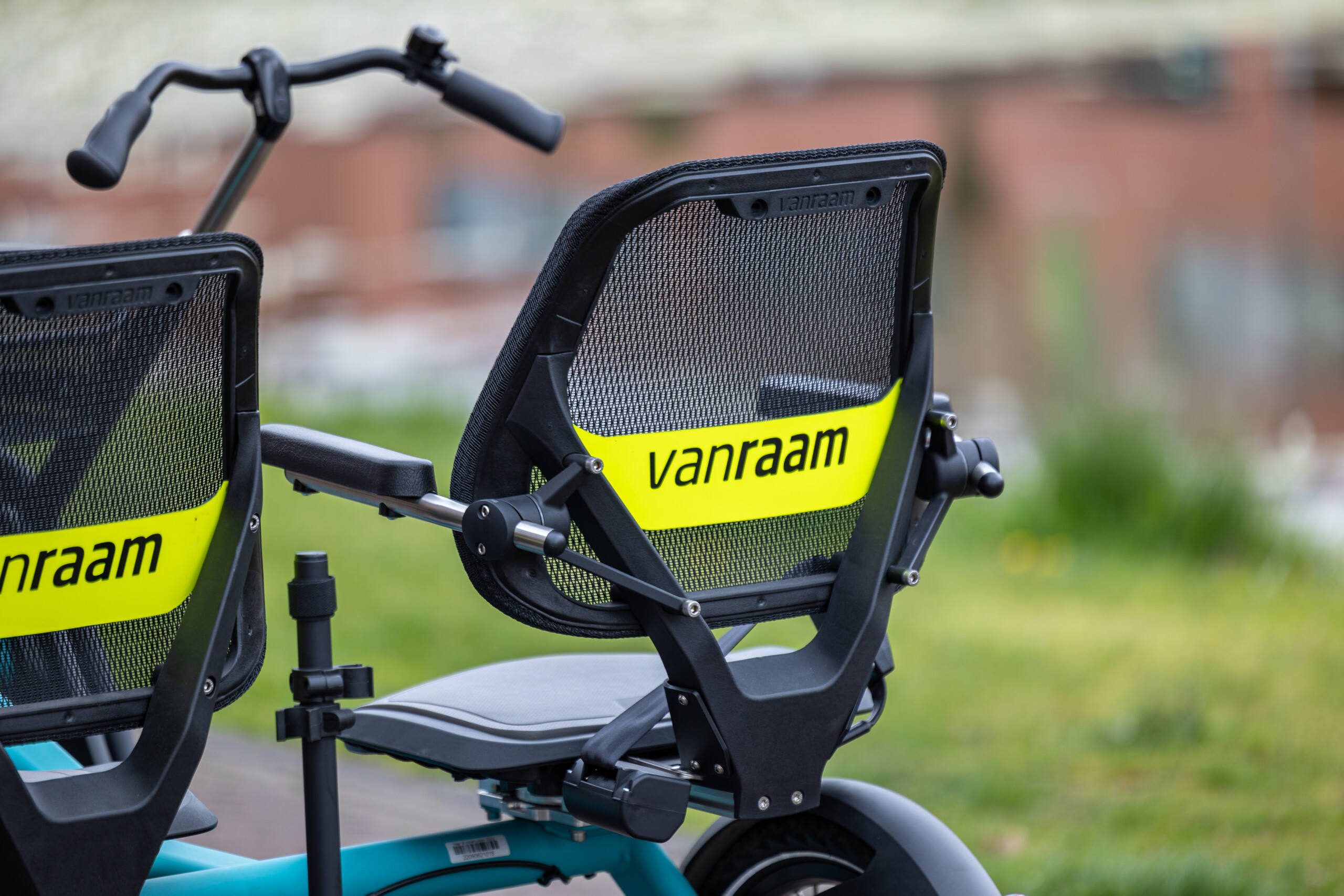 Vélos de location pour balades, montrant des fauteuils confortables avec le logo Van Raam en Normandie.