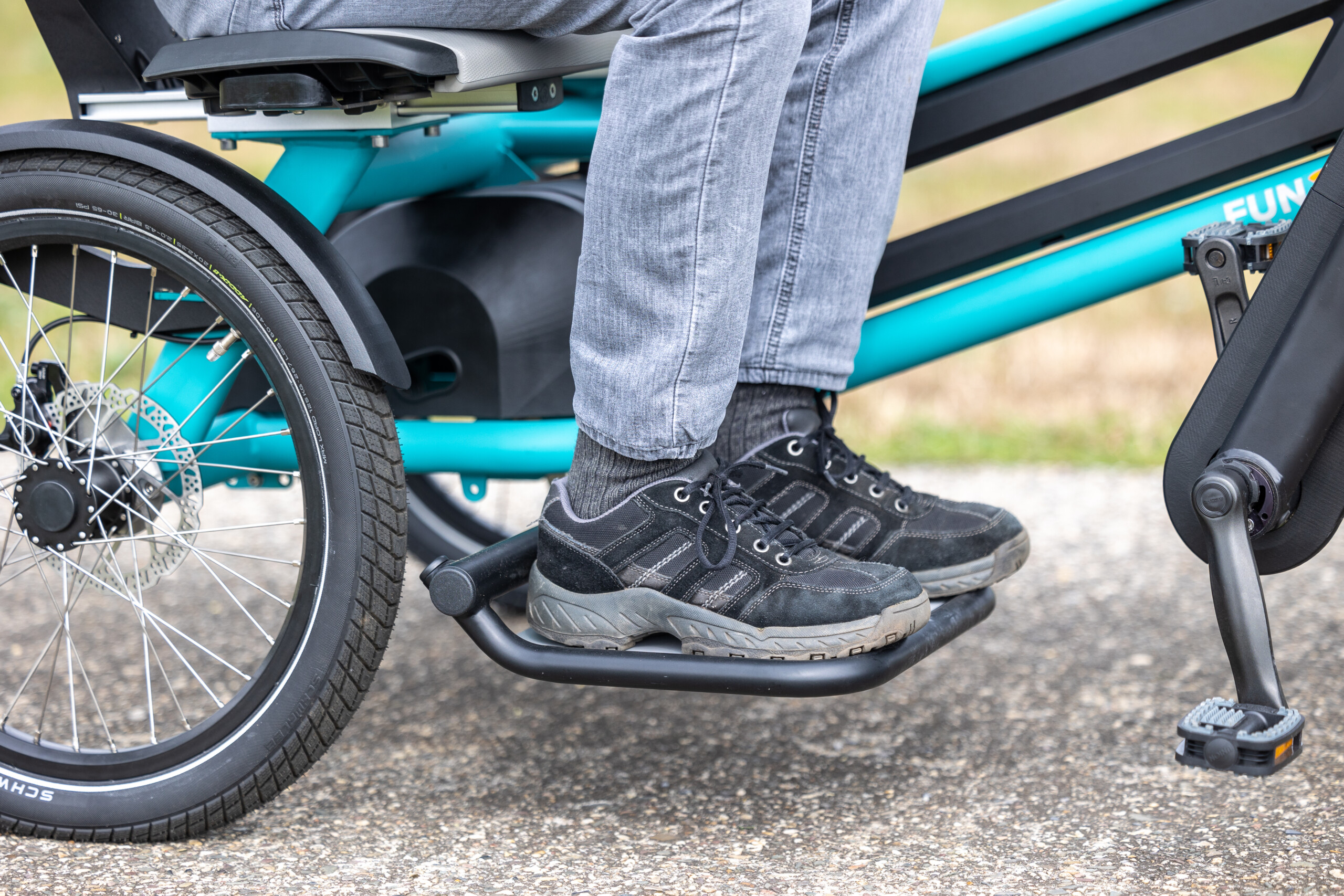 Bicyclette de location avec un repose-pied, idéale pour des balades en famille en Normandie.