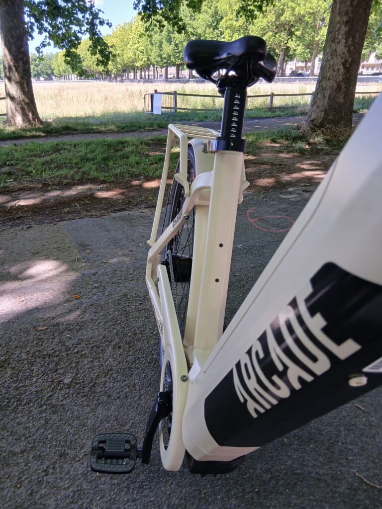 Vélo en location de Roulez JEUnesse Loisirs, prêt pour des balades en Normandie, au bord d'une voie verte.