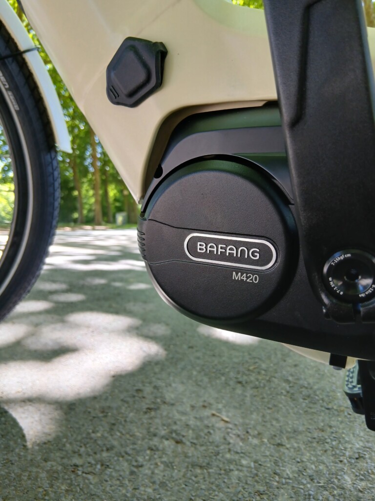 Moteur Bafang M420 sur un vélo, prêt pour des balades en Normandie avec Roulez JEUnesse Loisirs.