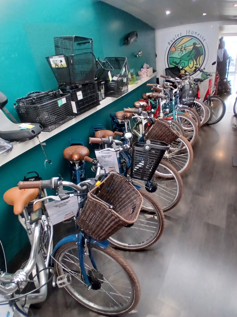 Vélos en location à Roulez JEUnesse Loisirs pour explorer la Normandie et le Calvados.