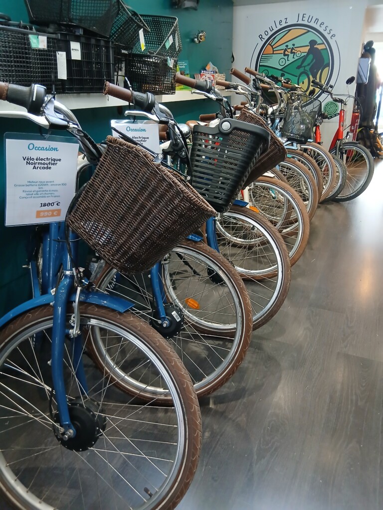 Vélos en location avec paniers, disponibles chez Roulez JEUnesse Loisirs à Caen pour balades en Normandie.