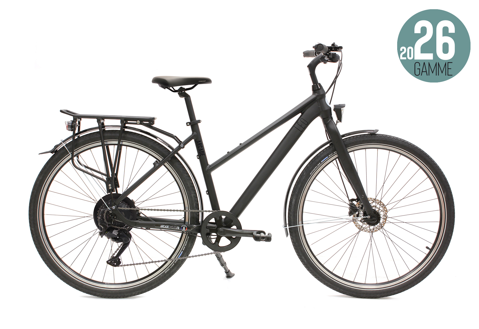 Vélo moderne à louer pour des balades en Normandie, équipé de porte-bagages. Idéal pour familles et amis.